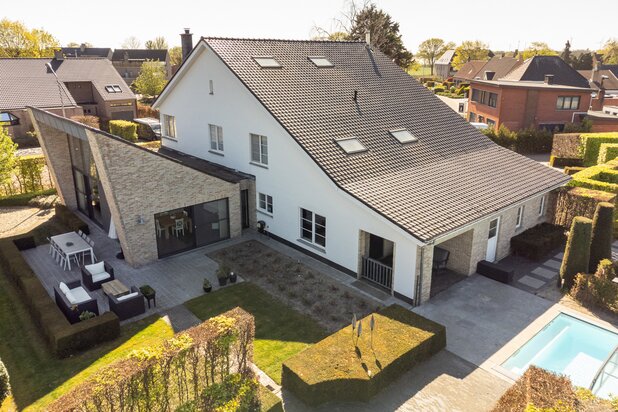 Riante vrijstaande villa met 4 slaapkamers, zwembad en tuin