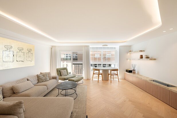 Gerenoveerd 3 slaapkamerappartement met zijdelings zeezicht.