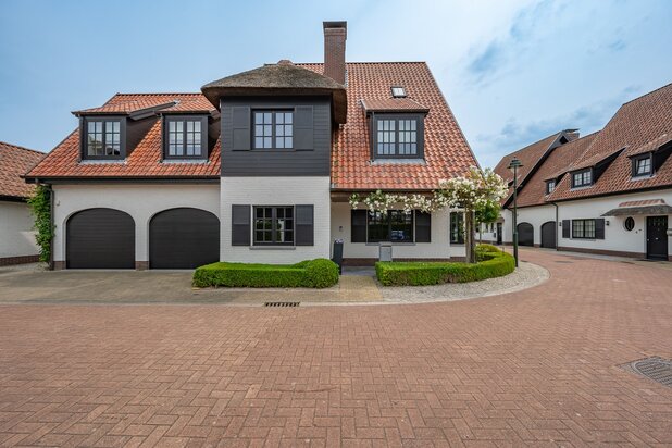 Hedendaagse alleenstaande villa gelegen in een rustige omgeving te Knokke.
