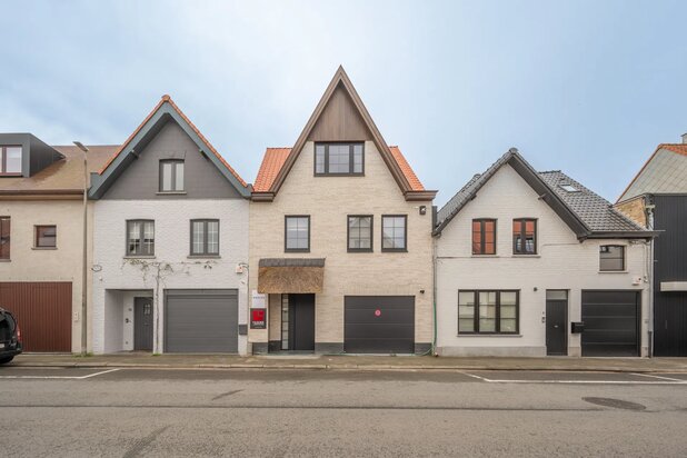Prachtig afgewerkte nieuwbouwwoning, zeer centraal gelegen, op enkele passen van de groentemarkt 
