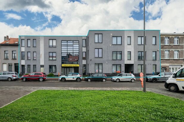 Uitzonderlijk ruim polyvalent gebouw van ca. 2.600 m²
