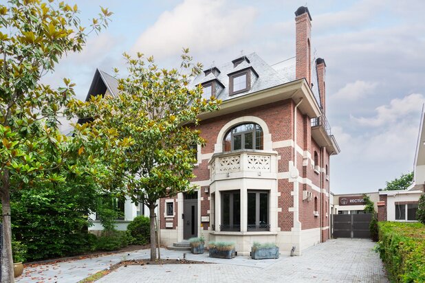 Maison architecturale avec espace polyvalent
