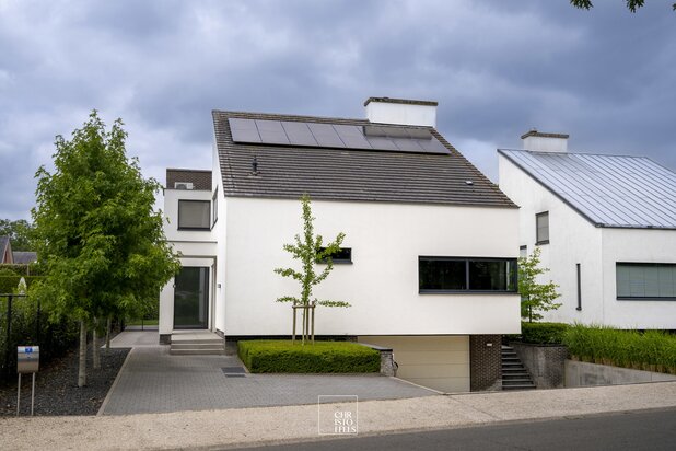 Ruime en moderne villa (565m²) met zwembad gelegen op een perceel van 822m²