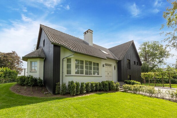 TIJDLOZE VILLA OP DE GRENS MET SCHILDE