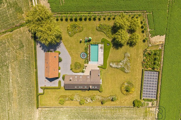 Landhuis + bijgebouw, met zwembad en privacy op 5.329 m². 
