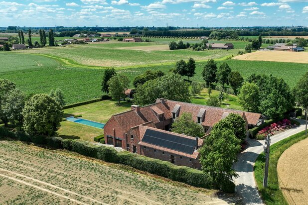  Vierkantshoeve van meer dan 600m² bew. met Top Afwerking ! 