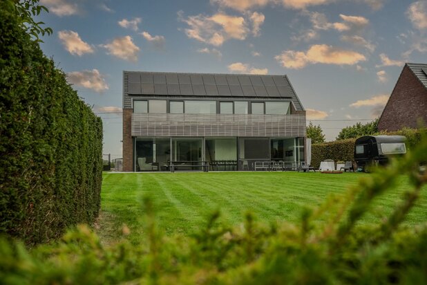 Moderne woning met open zicht en hedendaags comfort