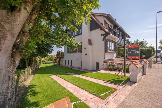 Ruime koppelvilla met tuin en terras nabij het strand van Duinbergen