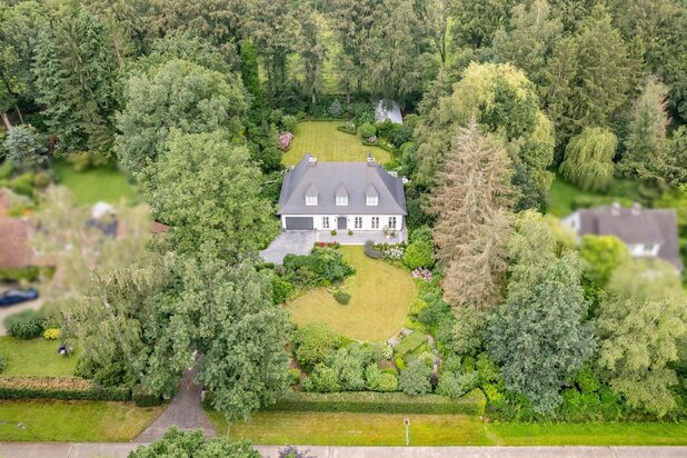 Statige villa op prachtig aangelegd perceel  met 4 slaapkamers en inpandige garage
