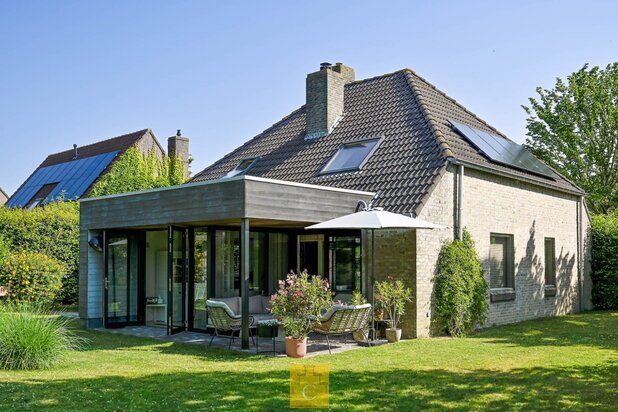 klassiek-moderne villa met garage en sublieme zongerichte tuin, stille ligging in het groen