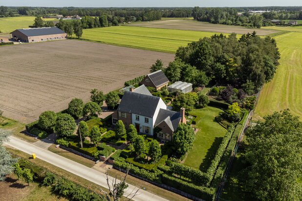 Ruime villawoning met 4 slaapkamers en noordoost georiënteerde tuin op een perceel van ca 6.155m² op een rustige locatie in Hoogstraten (Meerle).