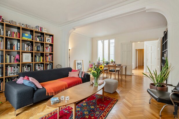 Karaktervolle penthouse met uitzonderlijke lichtinval. 