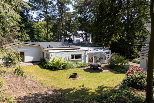 Vrijstaande woning op 1.588m² in villawijk nabij NL grens.