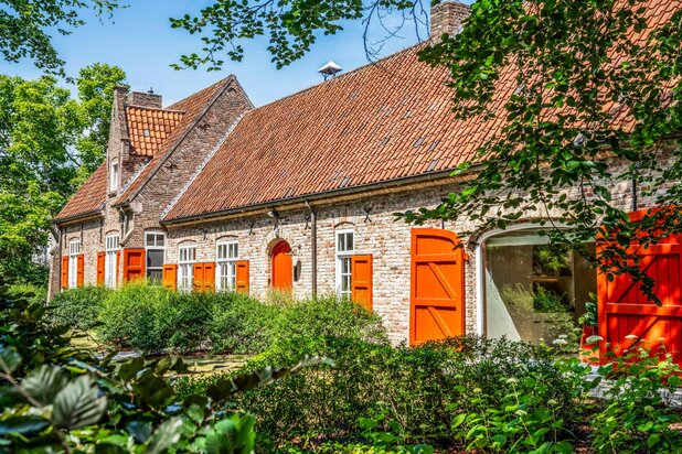 Residenti&euml;le Villa met praktijkmogelijkheden en prachtig aangelegde tuin