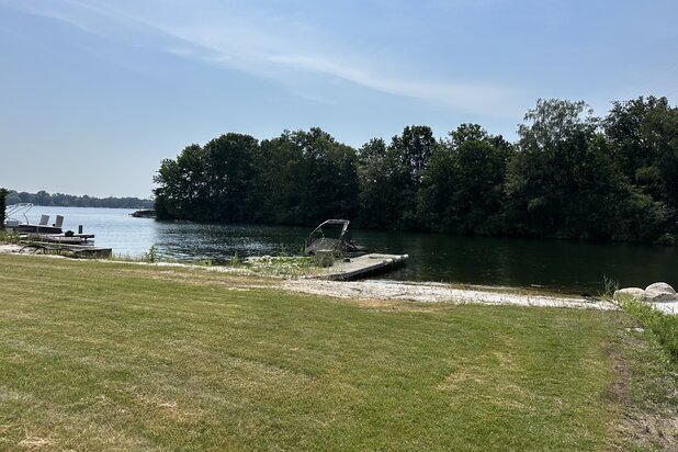 Uitzonderlijke bouwgrond aan exclusieve privémeer Miramar.
