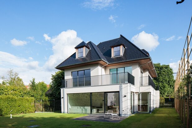 Exclusieve penthouse in het centrum van Latem met privélift en inpandige garage