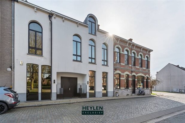 Uitzonderlijk en exclusief burgerhuis met praktijkruimte in het hart van Meerdonk!