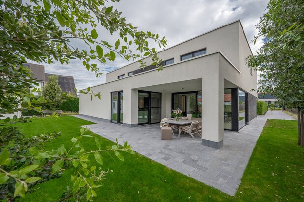 Recente alleenstaande villa centraal gelegen vlakbij het centrum van Knokke.
