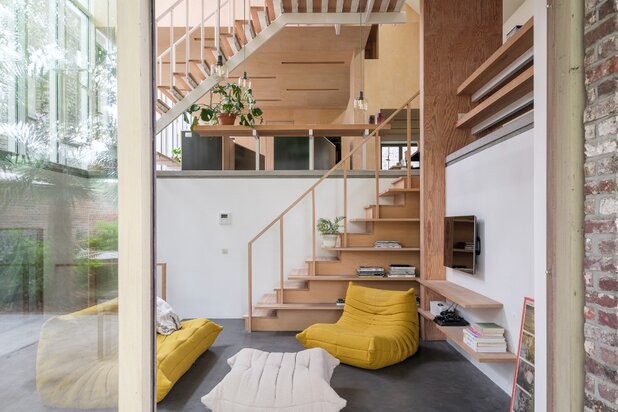 Exclusieve, architecturale split-levelwoning met ruime tuin en bijhorende short-staystudio, ontworpen door Kristoffel Boghaert, op een boogscheut van het stadscentrum.