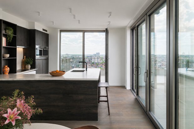 Penthouse met twee volwaardige slaapkamers en een uitzonderlijk terras met panoramisch zicht over Gent en zijn torens.