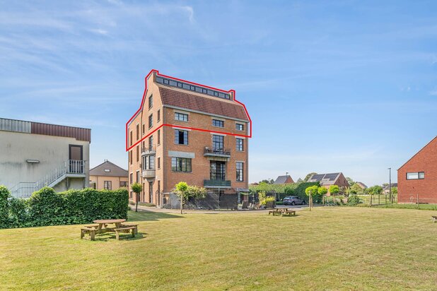 Unieke industriële loft van 240 m² met dakterras van 96 m², jacuzzi en dubbele parking