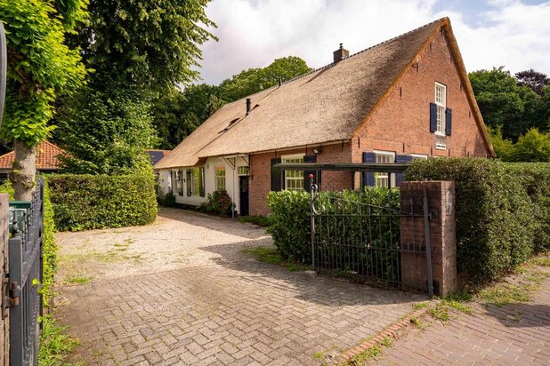 Historical building for rent at LAREN with reference 19511372847