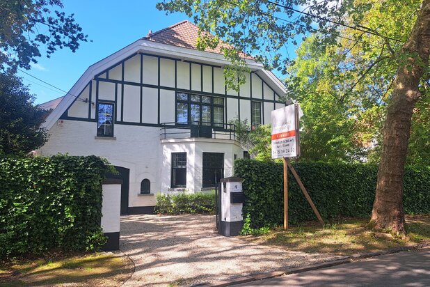 A charming villa built in 1920 on a lot of approximately 15 ares