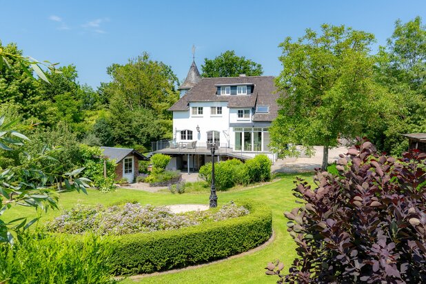 Exclusieve karaktervilla op een domein van 2.471 m² met parktuin, torenkamer en uitzonderlijke privacy te Hasselt.