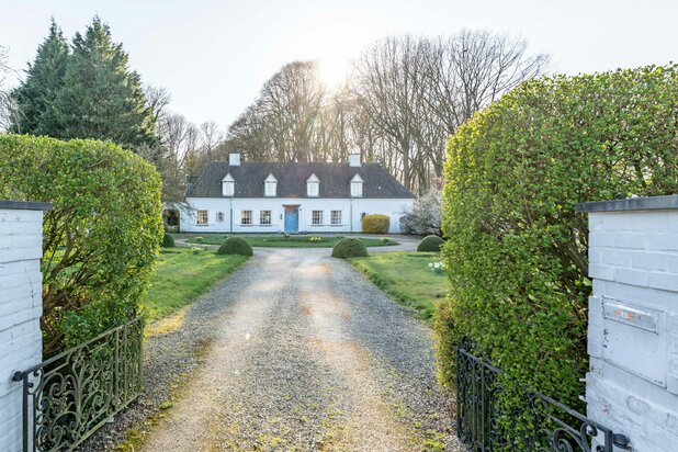 Classic villa for sale along the Zeeweg in Varsenare