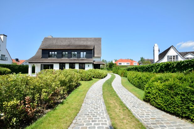 Alleenstaande villa uitzonderlijk rustig gelegen in een groene omgeving, aan de rand van het Zoute vlakbij de Kalfsmolen en de Graaf Jansdijk.