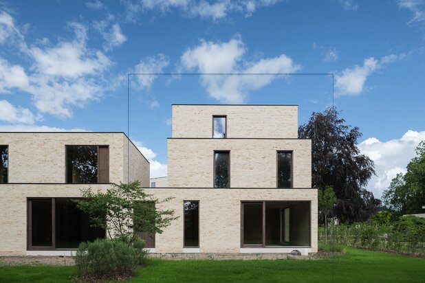 Architecturale halfopen bebouwing met o.m 4 slaapkamers en 2 badkamers in het gegeerde Drongen