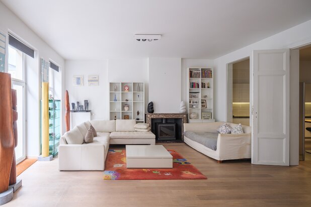 Karaktervol herenhuisappartement met terras en zicht op het stadhuis.