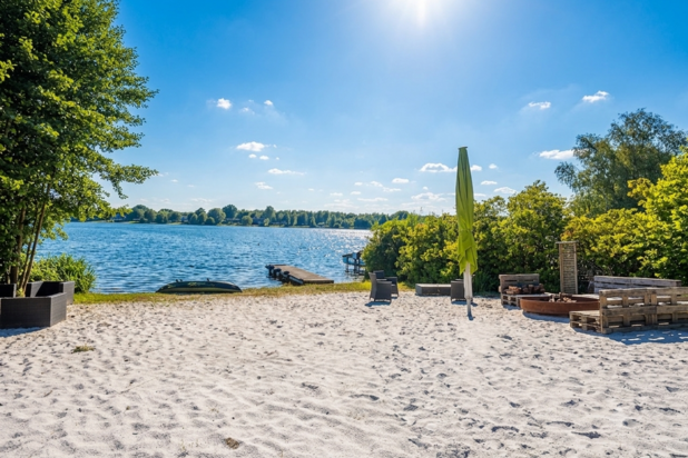 Uitzonderlijke grond aan exclusieve privémeer Miramar.