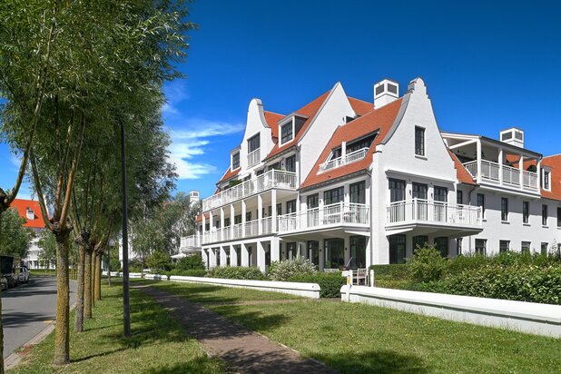 Uitzonderlijk tuinappartement met frontaal zicht op het Duinenwatermeer.