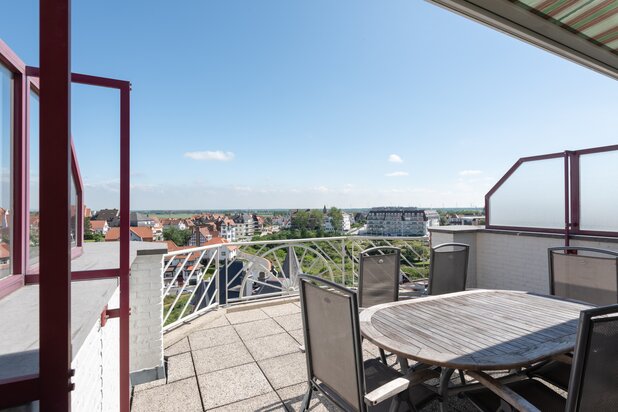 Ruim duplexappartement met zonnig terras en prachtig open uitzicht in Duinbergen