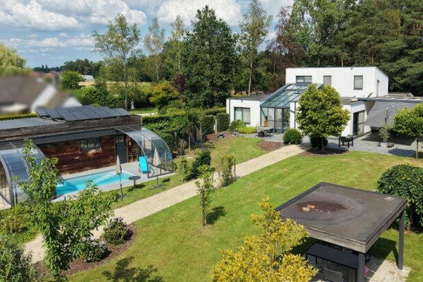 Moderne villa van 247m² op 58 are met bijgebouw-garage en zwembad