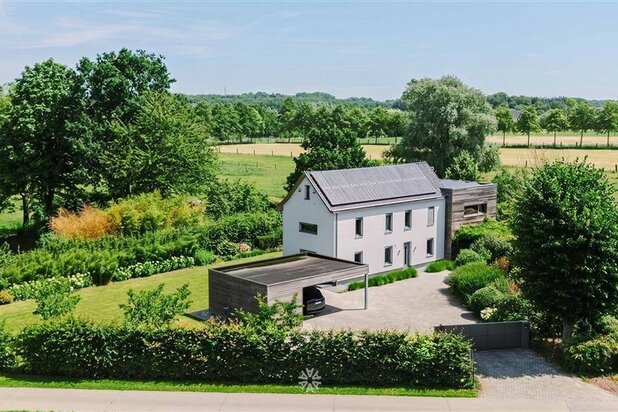 Uitzonderlijke villa  op een perceel van 2.384 m² omgeven door groen