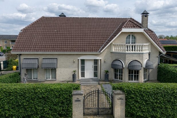 Exclusieve villa met gastenverblijf en zwembad op de grens in Weelde