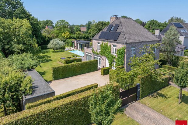 Uniek eigendom met zwembad, bijgebouw en bouwgrond 
