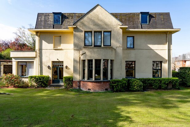 Villa (6bd, 4ba) with garden and garages