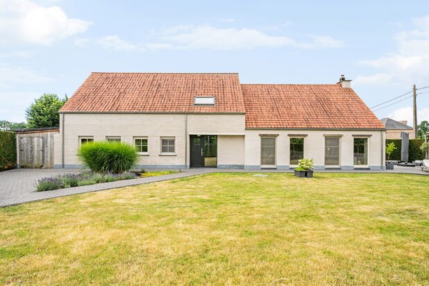Instapklare, volledig gerenoveerde woning op perceel van ca.970m² te Hulshout!