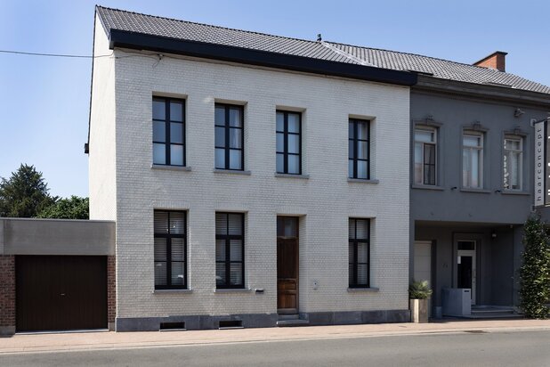 Instapklare, karaktervolle woning met tuin & zwembad.