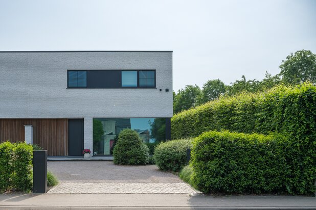 Hoogwaardig afgewerkte gezinswoning (EPC A+) met een perfect georiënteerde tuin
