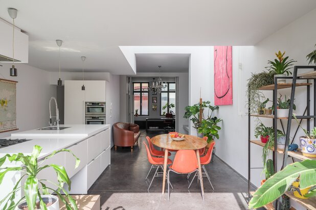 Architecturale burgerwoning naar de hand van Enplus architecten met stadstuin en polyvalente achterbouw op een boogscheut van het stadscentrum.
