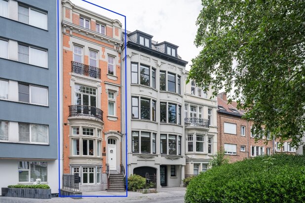 Oostende – ‘Les Hirondelles’: statige eclectische burgerwoning met handelsruimte en drie appartementen.