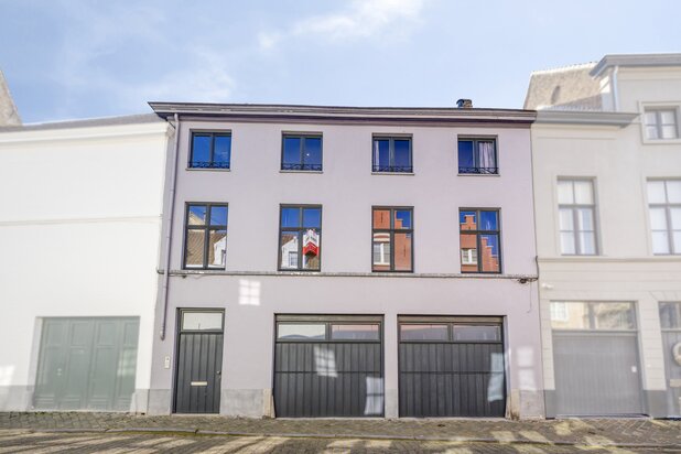 Gerenoveerde burgerwoning met dubbele garage