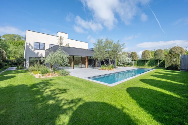 Exceptional Contemporary Villa, Beautifully Renovated with Swimming Pool in a Quiet Residential Area of the Zoute