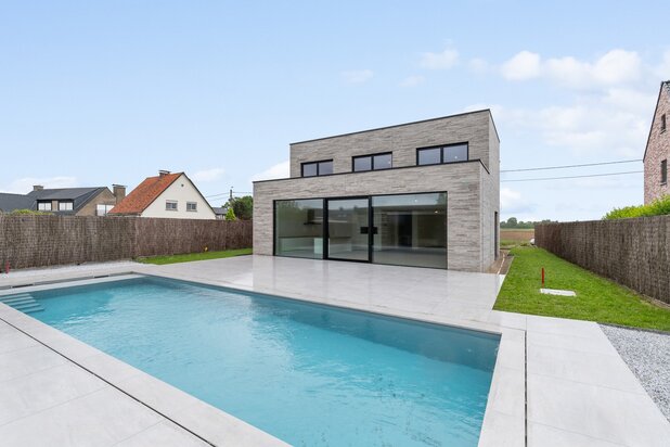 Nieuwbouwwoning met zwembad en poolhouse