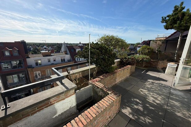 To renovate | Central duplex penthouse in Knokke with garage