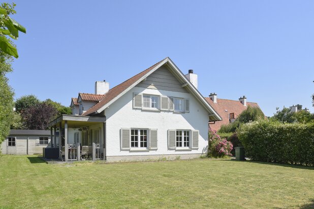 EXCLUSIEF TE KOOP : Vrijstaande villa op een rustig ligging.